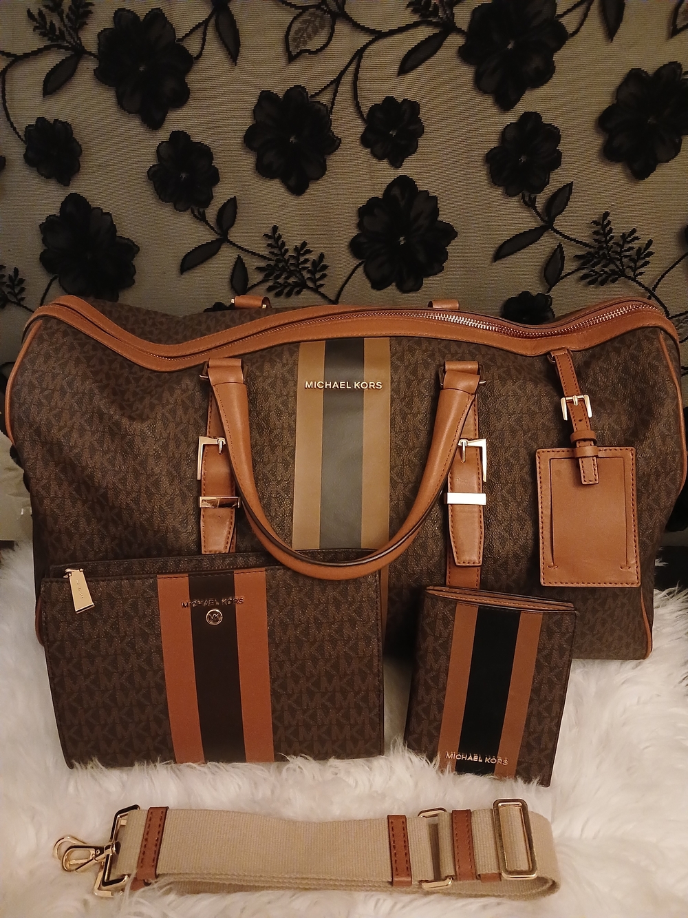 Michael Kors Bundle Bundle Lot 3 – Tote Bag + Passport Holder + Pouch ✨